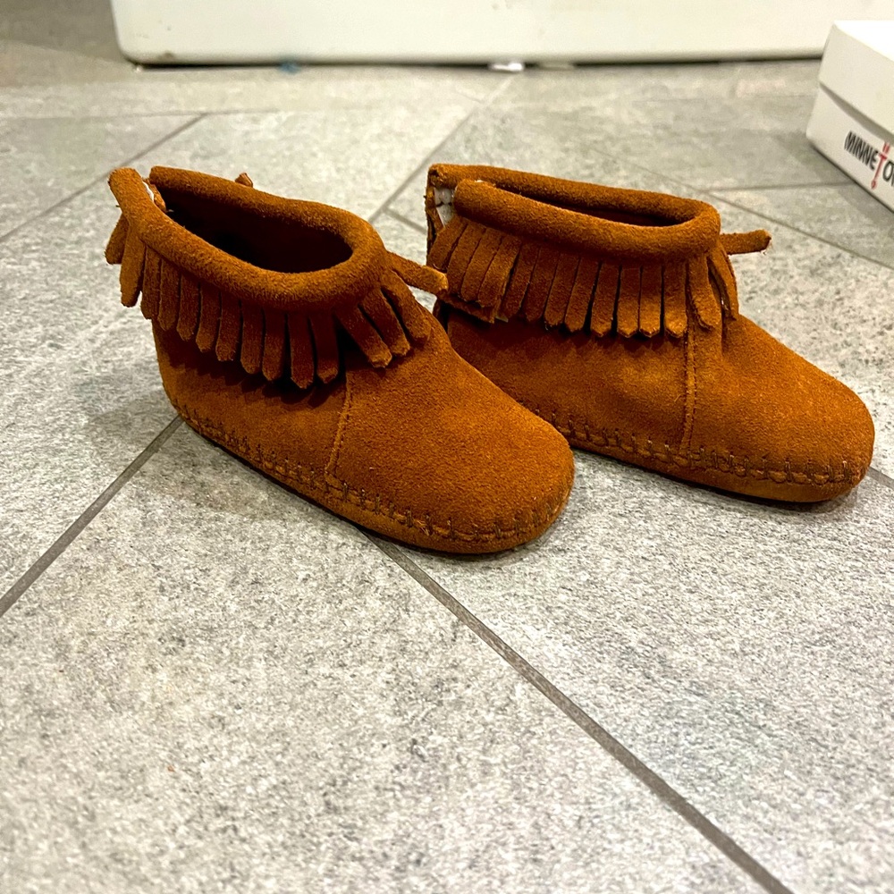 Minnetonka Moccasin Leather back strap bootie, infant, size 5, brown